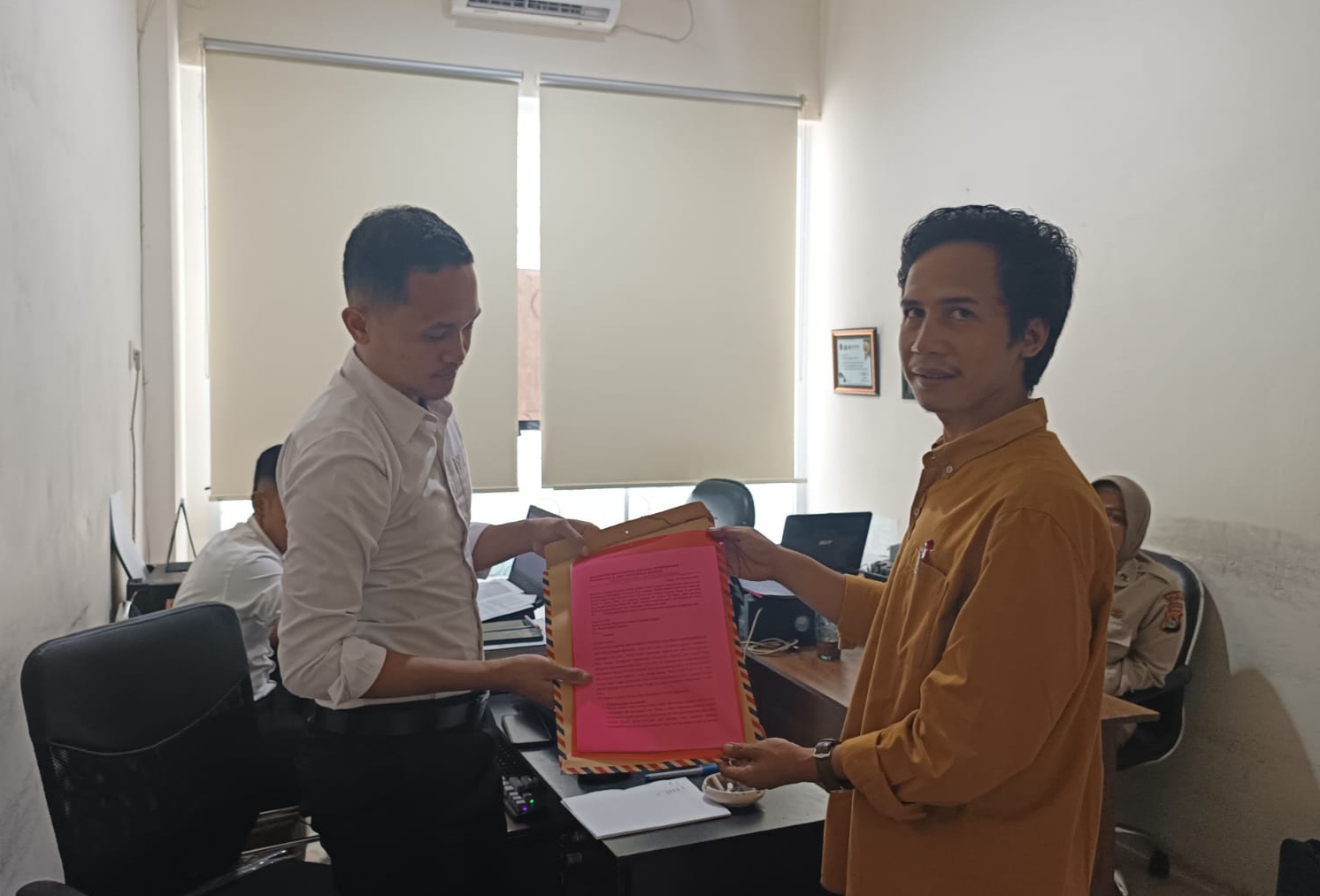 Diduga Minta Foto Bugil, Kedes Ungga Lombok Tengah Dilaporkan Polisi