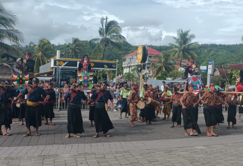Para Pembalap WSBK Batal Naik Jaran Kamput saat Karnaval Festival Budaya di Mandalika