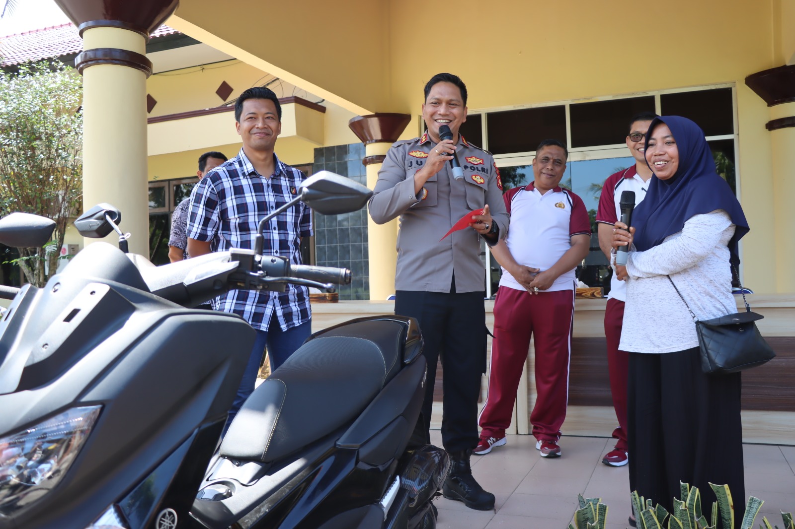 Polres Lombok Barat Serahkan Sepeda Motor Korban Curamor Kepada Pemiliknya