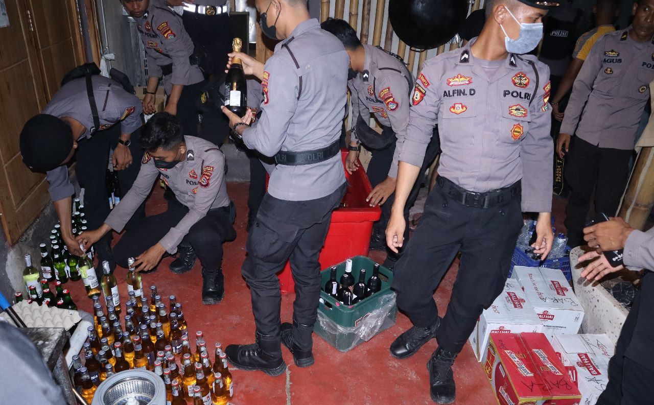 Operasi Gabungan di Mandalika, Polisi Amankan Miras hingga Para Pemandu Lagu